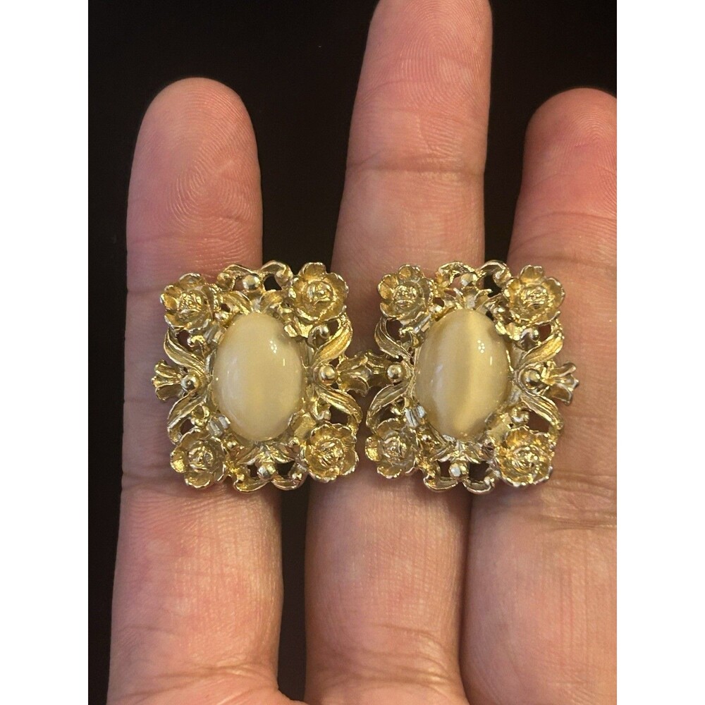 Judy Lee Vintage Gold Tone Clip-On Earrings Oval Cream Cabochon